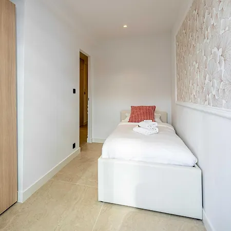 Renovated Prestige 3p Luxe Terrace & Parking Apartment
