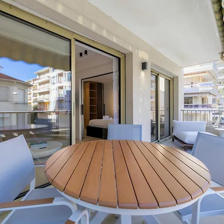 Renovated Prestige 3p Luxe Terrace & Parking Apartment *